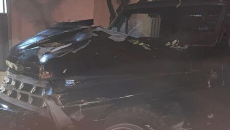 Caminhonete ficou destru&iacute;da