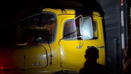 Caminh&atilde;o boiadeiro envolvido no acidente