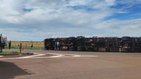 Carreta tombou e crian&ccedil;a ficou ferida