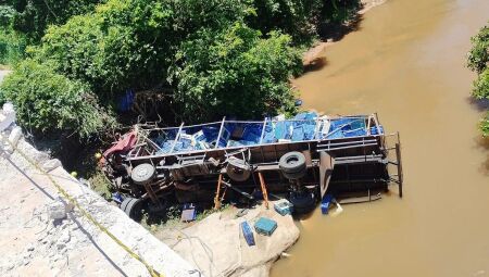 Ve&iacute;culo caiu no rio Piquiri