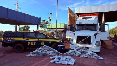 Ao inspecionar o ve&iacute;culo, os agentes perceberam forte odor de maconha na cabine.