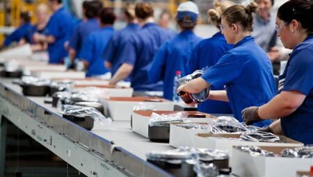 Auxiliar de linha de produ&ccedil;&atilde;o