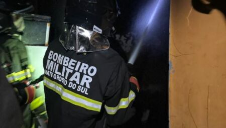 Mulher tem casa incendiada e ex-marido &eacute; suspeito em Aquidauana