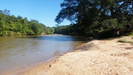 Jovem morre afogado ap&oacute;s entrar no rio Aquidauana, em Corguinho