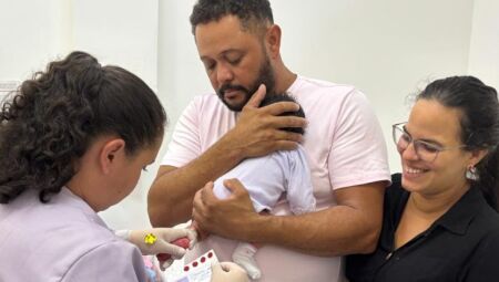 A coleta pode ser feita na unidade b&aacute;sica de sa&uacute;de, no hospital onde ocorreu o parto ou, na capital, em unidades do IPED/APAE