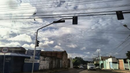 Sol apareceu, mas tempo amanheceu com v&aacute;rias nuvens