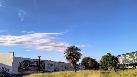 Sol e poucas nuvens em Campo Grande