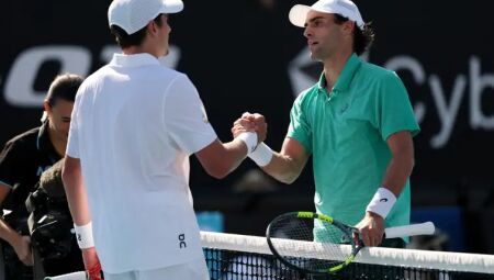 Jo&atilde;o Fonseca deu adeus ao primeiro Grand Slam do ano ap&oacute;s derrota para o norte-americano Eliot Spizzirri