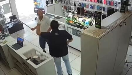 Homem apareceu armado com um peda&ccedil;o de madeira