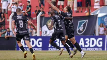 Jogadores do Oper&aacute;rio comemorando vit&oacute;ria 