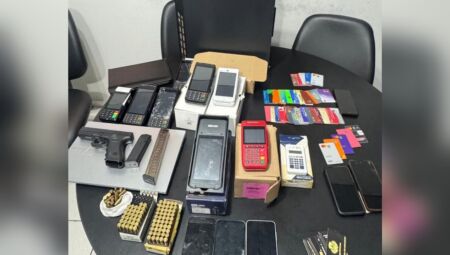 M&aacute;quinas, cart&otilde;es e at&eacute; armas foram apreendidas