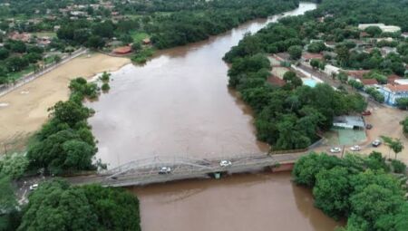 Corpo de homem &eacute; encontrado boiando no rio Miranda, em MS