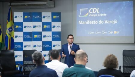 Vereador Papy durante o evento na CDL-CG