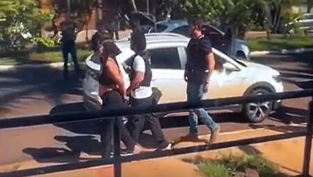 Mulher foi presa pela pol&iacute;cia em meio a atendimento