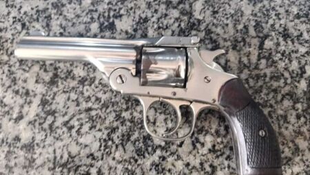 Rev&oacute;lver apreendido 