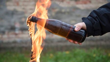 Dupla em caminhonete joga 'coquetel molotov' e atira contra casa no Estrela Dalva