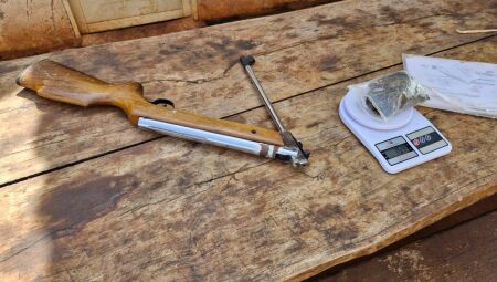 Arma e drogas apreendidas