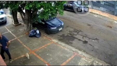 Imagem do momento em que homem apareceu na casa da moradora