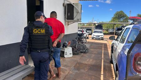 O indiv&iacute;duo foi preso e levado para a delegacia