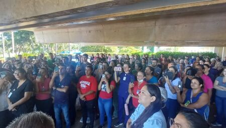 Trabalhadores se encontram fora do setor na manh&atilde; desta sexta-feira