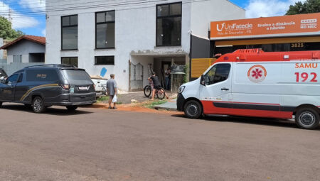 Trabalhador de uma altura de quatro metros