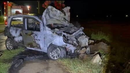 Ve&iacute;culo ficou completamente destru&iacute;do