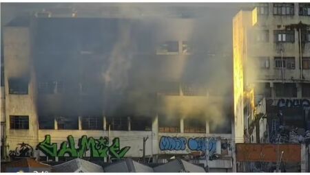 Inc&ecirc;ndio atinge pr&eacute;dio na Vila Prudente 