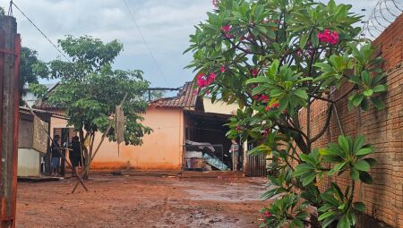 Telhado foi totalmente destru&iacute;do