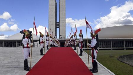 Drag&otilde;es da Independ&ecirc;ncia na rampa do Congresso  