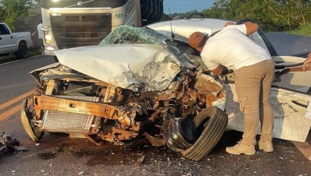 Ve&iacute;culo ficou totalmente destru&iacute;do