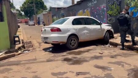 Carro foi crivado de balas