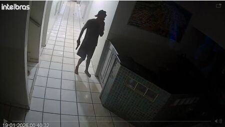 Suspeito no momento que invadiu o pr&eacute;dio da prefeitura