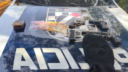 Armamento apreendido com o grupo