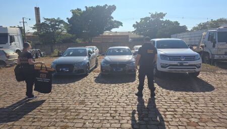 Carros apreendidos durante a opera&ccedil;&atilde;o