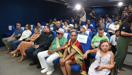 Carnaval 2026 deve reunir mais de 130 mil foli&otilde;es por dia em Campo Grande