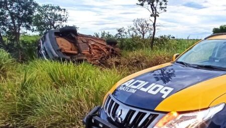 Chevrolet Spin ficou capotado nas margens da rodovia