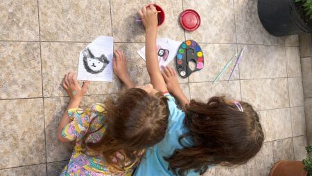 Crian&ccedil;as brincando durante as f&eacute;rias 