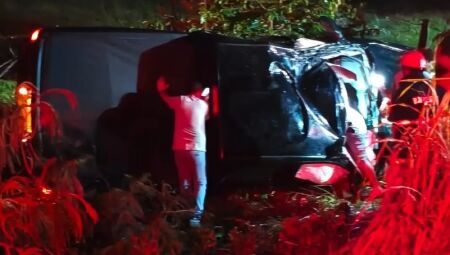 Ve&iacute;culo ficou completamente destru&iacute;do