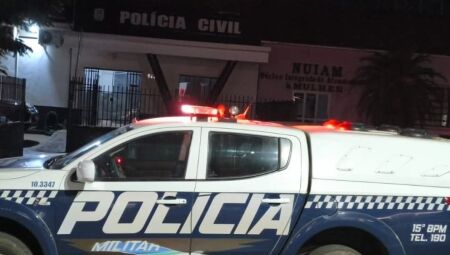 Pol&iacute;cia Militar na sede da delegacia de Rio Brilhante