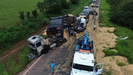 Acidente causou congestionamento na rodovia