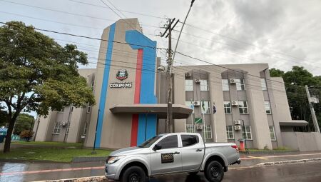 Viatura do Gaeco na frente do pr&eacute;dio da Prefeitura de Coxim