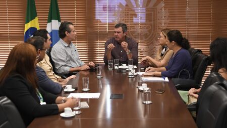 Assinatura aconteceu durante reuni&atilde;o