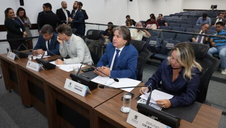 Deputados durante sess&atilde;o plen&aacute;ria da Assembleia Legislativa  