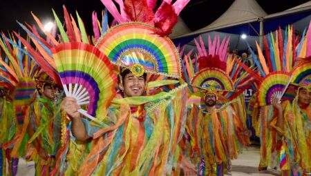 Quatro escolas abrem os desfiles de Carnaval na Pra&ccedil;a do Papa