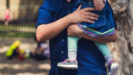 Foto ilustrativa | Crian&ccedil;a no colo do pai