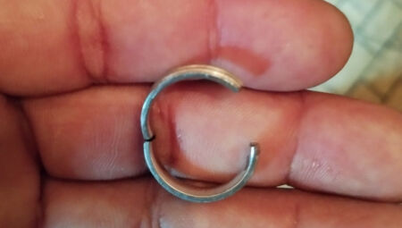 Menino de 9 anos &eacute; socorrido pelos bombeiros ap&oacute;s ficar com anel preso no dedo em Corumb&aacute;