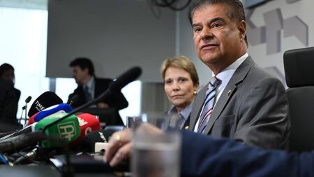 Senadora Tereza Cristina e o presidente da CRE, Nelsinho Trad, em entrevista coletiva 
