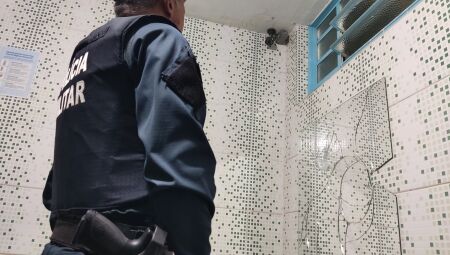 C&acirc;mera dentro do banheiro feminino da escola