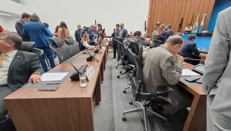 Mudan&ccedil;a reorganiza for&ccedil;as na Casa de Leis