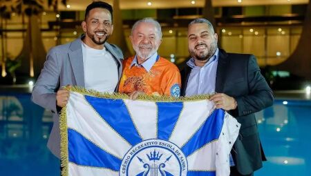 O carnavalesco Tiago Martins e o presidente da Acad&ecirc;micos de Niter&oacute;i, Wallace Palhares, posam com presidente Lula